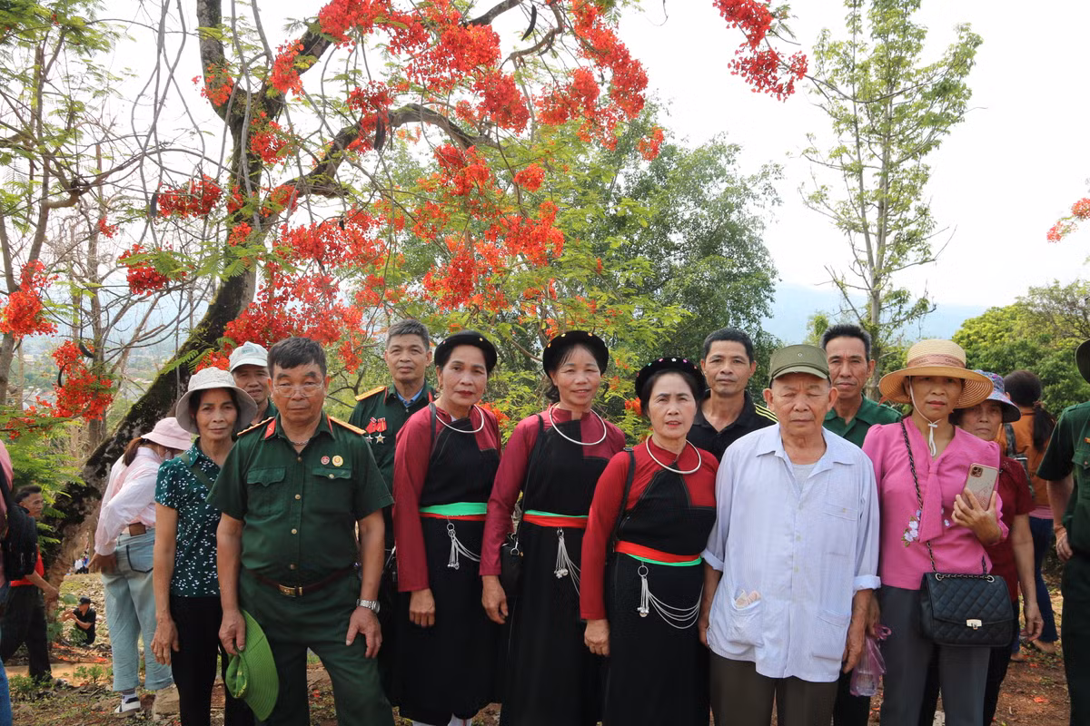 Trong các du khách, có nhiều cựu chiến binh. Họ tới thăm lại chiến trường xưa, hoặc thắp nhang cho các đồng đội đã hy sinh.