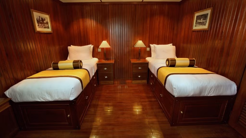 Du thuyền được trang bị đầy đủ tiện nghi, với phòng ngủ rộng rãi, ấm cúng. Hiện tại, một tour Hạ Long - sông Hồng 10 ngày có giá khoảng 2.600 USD.