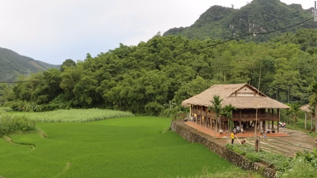 Du thuyền thường dừng ở các bản làng nhỏ để lấy thêm thực phẩm, nhiên liệu, cũng như cho du khách cơ hội khám phá.