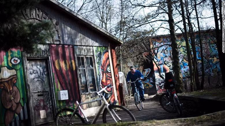  Christiania: Nằm ở trung tâm Copenhagen, Christiania là một thử nghiệm xã hội do một nhóm hippy của Đan Mạch tạo ra trong khu trại quân đội cũ. Nơi này có trường học, nhà ở và nhiều cửa hàng, với dân số khoảng 850 người. Họ phải trả tiền cho chính phủ Đan Mạch vào năm 2018, nếu không sẽ bị buộc phải rời khỏi đây.