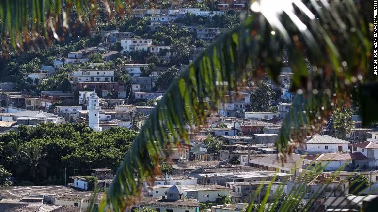  Mayotte: Cách Paris 8.000 km, Mayotte quyết định duy trì nền thuộc địa và được xác định là một phần lãnh thổ châu Âu của Pháp. Hòn đảo nhiệt đới tuyệt đẹp này có 213.000 cư dân. Đây là điểm lặn biển và ngắm cá voi nổi tiếng, thu hút nhiều du khách.