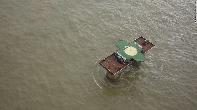  Sealand: Tiểu quốc Sealand được thiết lập trên một pháo đài quân sự cũ từ thời Thế chiến II, ngoài khơi nước Anh để chống lại Đức. Pháo đài này được xây dựng ở vùng biển quốc tế. Do đó, khi Roy Bates cắm cờ của mình tại đây, Anh khó lòng trục xuất Bates cùng gia đình.