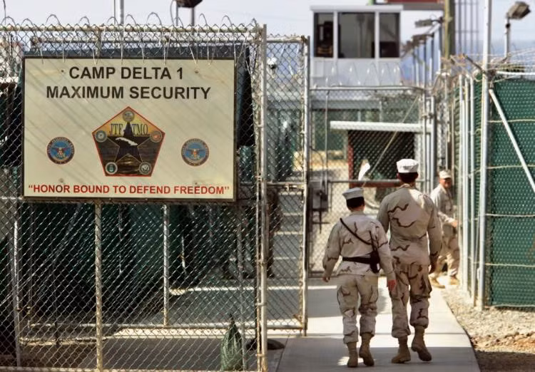  Nhà tù Guantanamo Bay, Mỹ: Nhà tù này nằm trong khu căn cứ quân sự Guantanamo Bay của Mỹ. Nơi đây giam giữ những tù nhân nguy hiểm với hệ thống giám sát chặt chẽ và nhiều hình thức canh phòng cẩn mật. Mỹ thuê khu vực này của Cuba theo một hiệp ước chỉ có thể phá bỏ khi cả hai bên đồng ý - điều có lẽ còn lâu mới xảy ra. Ảnh: NY Daily News.