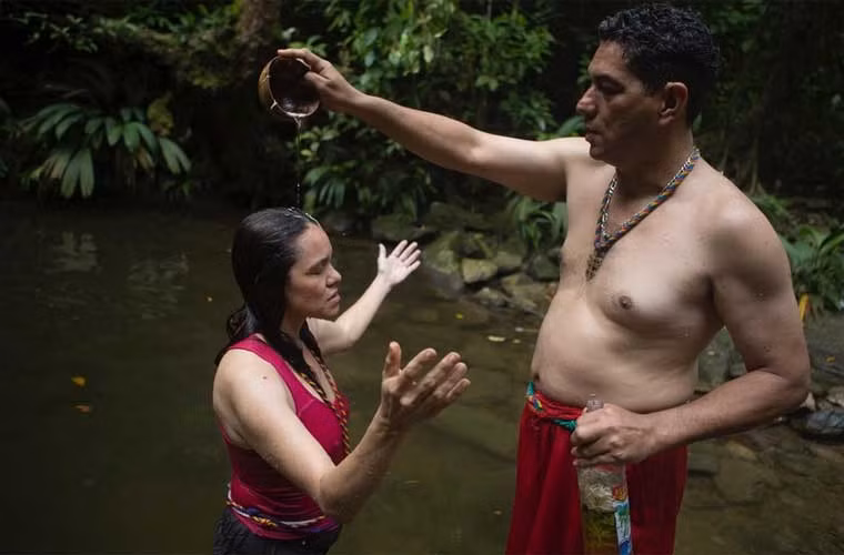 Nghi thức ban nước thánh để chữa lành vết thương của giáo phái Venezuela.
