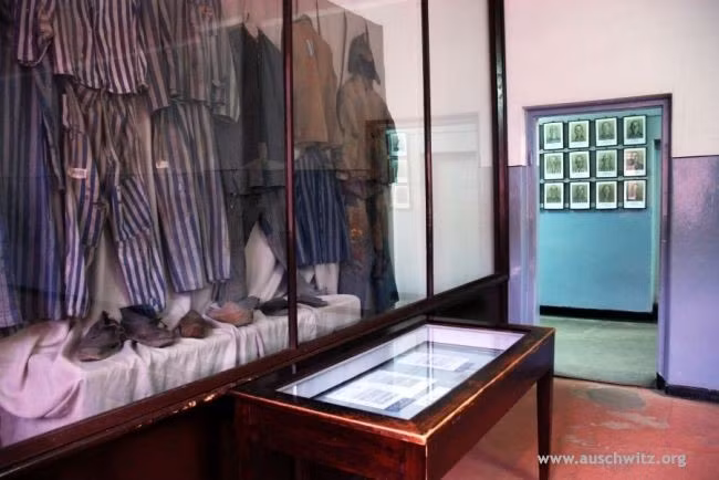 Quần áo và giày dép của tù nhân bị giam cầm trong trại tử thần Auschwitz được trưng bày trong tủ kính. Khi bắt đầu nhập trại Auschwitz, tù nhân được phát cho những bộ quần áo này để mặc và thu giữ mọi tài sản cá nhân của tù nhân.