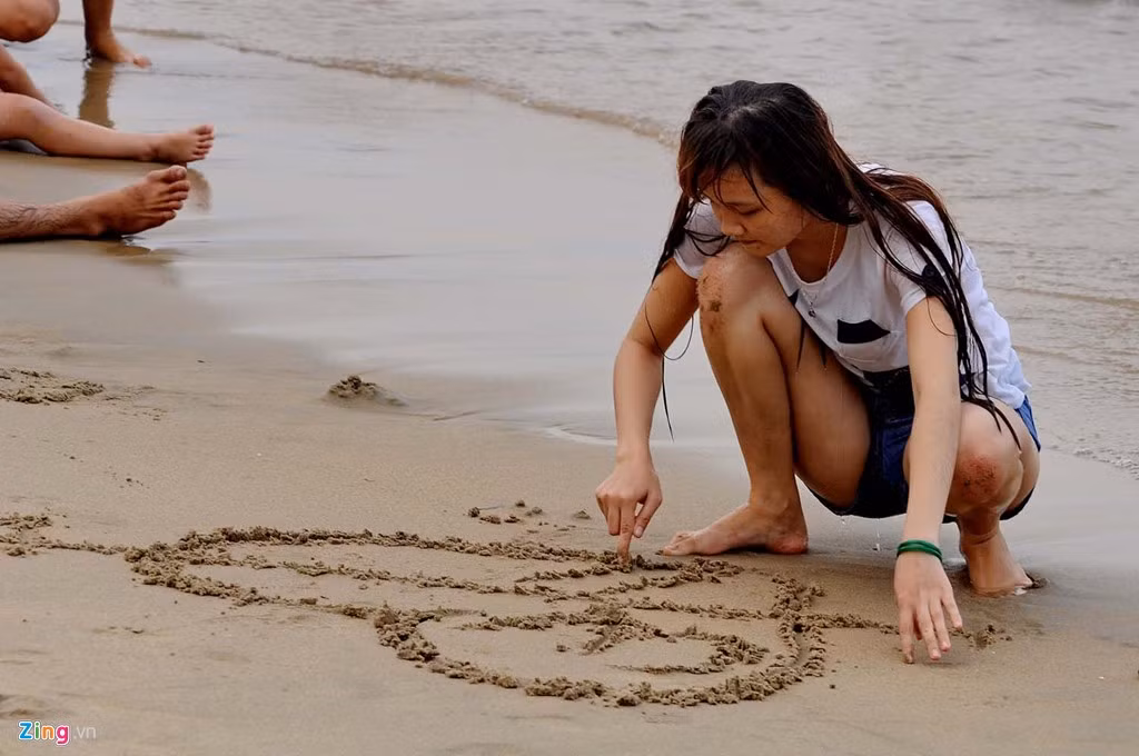 Nhiều bạn trẻ từ các địa phương lân cận với Khánh Hòa cũng tìm đến thành phố biển dịp này để tận hưởng hương vị đầu hè.