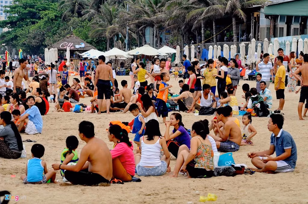 Giá cho thuê ghế dịp này đắt và không còn (50.000 đồng/chiếc), nhiều người ngồi luôn tại bãi cát.