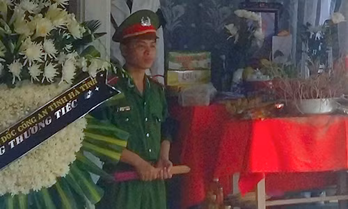 Lễ an táng Thiếu úy Bùi Văn Pháp, người chiến sỹ công an tử vong khi truy đuổi 2 nghi can trộm chó - Ảnh: Đức Hùng.