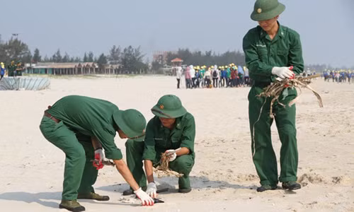 Bộ đội dọn rác tại biển Quảng Trị. Ảnh: Văn Được.