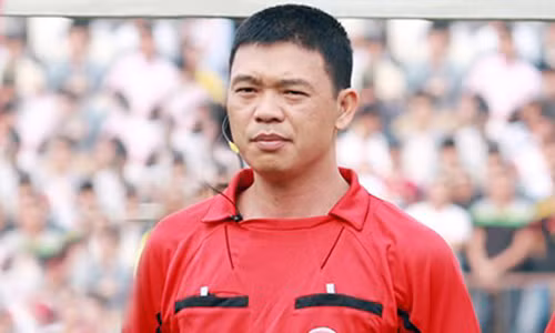 Trọng tài Hà Anh Chiến phải trả giá đắt cho sai lầm lần này. Ảnh: Đức Đồng.