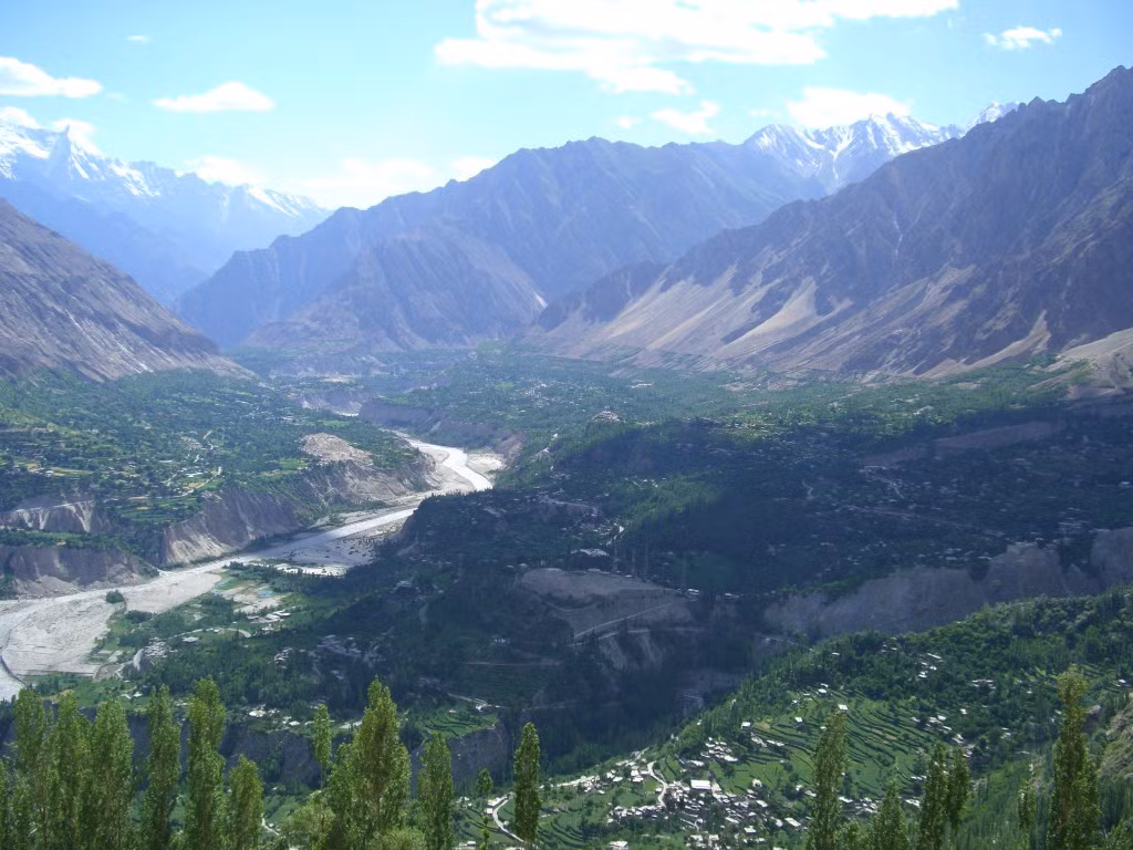 Thung lũng Hunza ở Pakistan cuốn hút du khách với vẻ đẹp hoang sơ. 