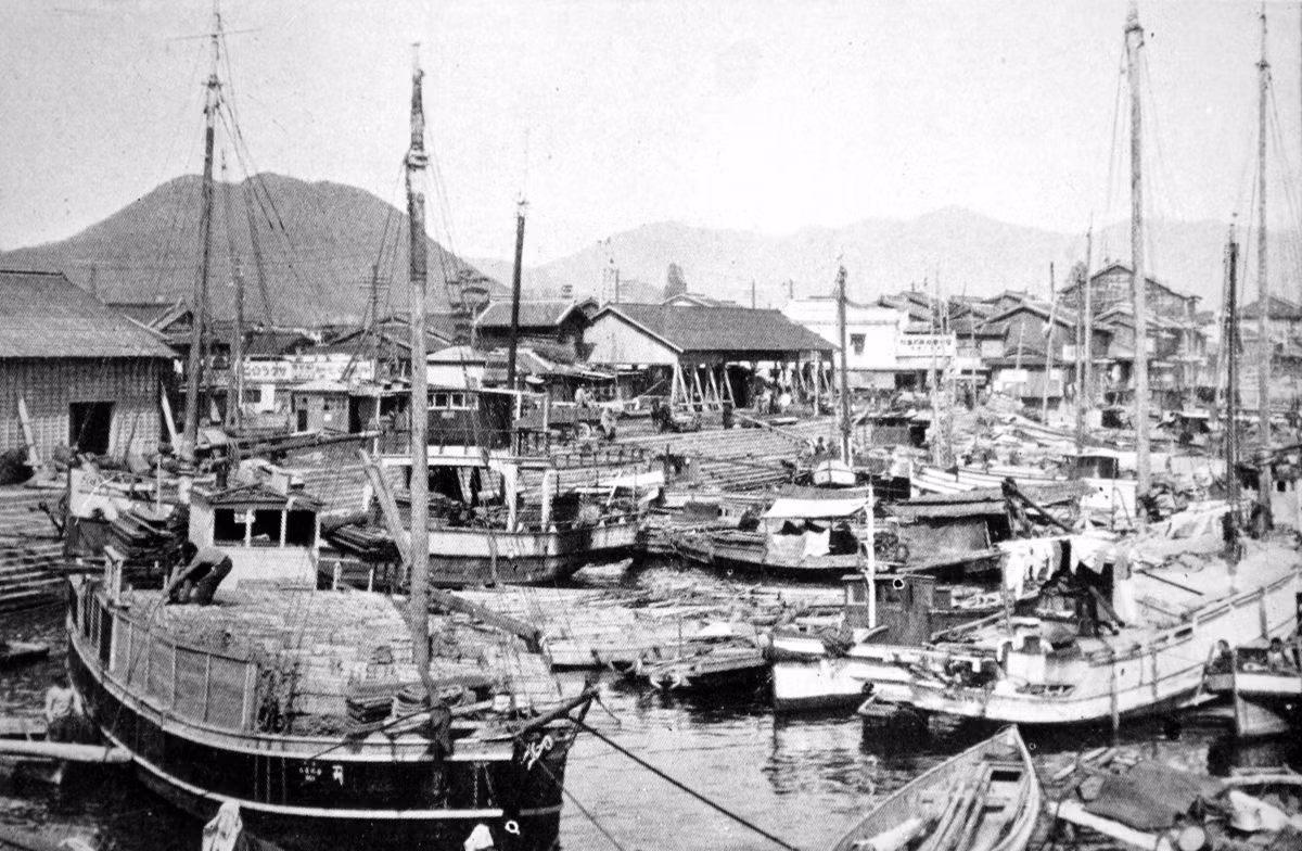 Tàu thuyền neo đậu đông đúc ở bến cảng Ujina. Hải cảnh nhỏ này là một trong những tuyến đường chính dẫn vào thành phố Hiroshima.