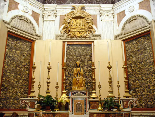 Nhà thờ Thánh tử đạo tại Otranto, Italy khiến không ít người lạnh sống lưng với những bức tường kính được xếp đầy hộp sọ và những bộ xương tay, chân người.