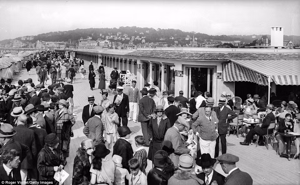 Sau kỳ nghỉ hè thú vị tại bãi biển Normandy, du khách chuẩn bị rời khỏi nơi đây trong trang phục chỉnh tề.