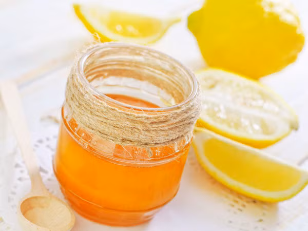 7. Làm cơ thể gia tăng năng lượng. Các vi chất dinh dưỡng như vitamin B, C, phốt pho, protein và carbohydrate có trong chanh làm cho trái cây này trở thành một đại lý cung cấp năng lượng tự nhiên, có tác dụng dưỡng ẩm và cung cấp Oxygenates cho cơ thể. Khi uống một ly chanh ấm, bạn sẽ có cảm giác như được hồi sinh, tràn đầy sinh lực và làm chúng ta tỉnh táo, sảng khoái suốt cả ngày.