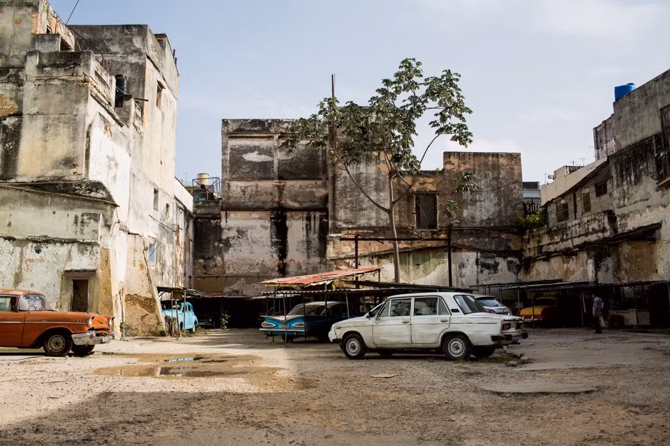 Quận cổ Habana Vieja ở Thủ đô La Habana có mật độ dân số còn cao hơn cả khu phố hoa lệ Manhattan của thành phố New York. Nhiều ngôi nhà xập xệ đang là mái nhà của nhiều người dân.