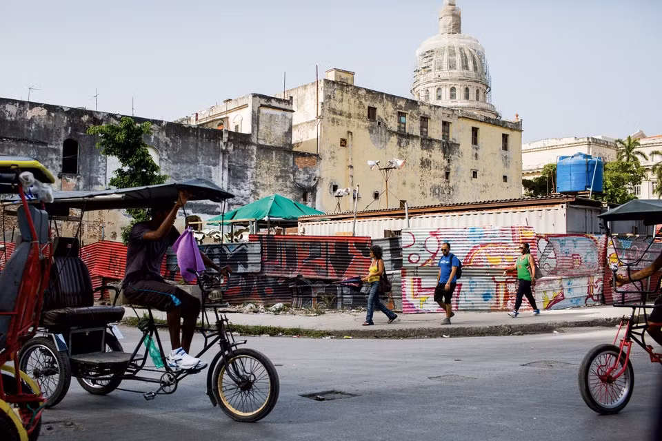 Kể từ thập niên 1990, các sử gia Cuba đã khôi phục lại hàng trăm tòa nhà dân cư ở khu Old Havana và tài trợ cho các trường học và các dự án công khác.