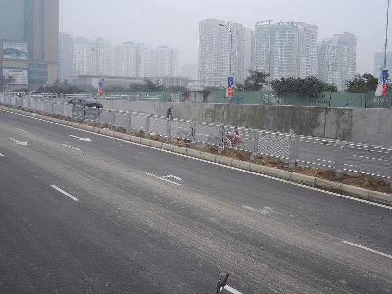 Mặt đường đã được rải nhựa phẳng mịn và phân làn.