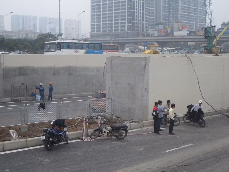Phần hầm qua gầm cầu cạn sẽ được nối tiếp với đoạn hầm hở của dự án đường Đại lộ Thăng Long đang tiếp tục thi công.