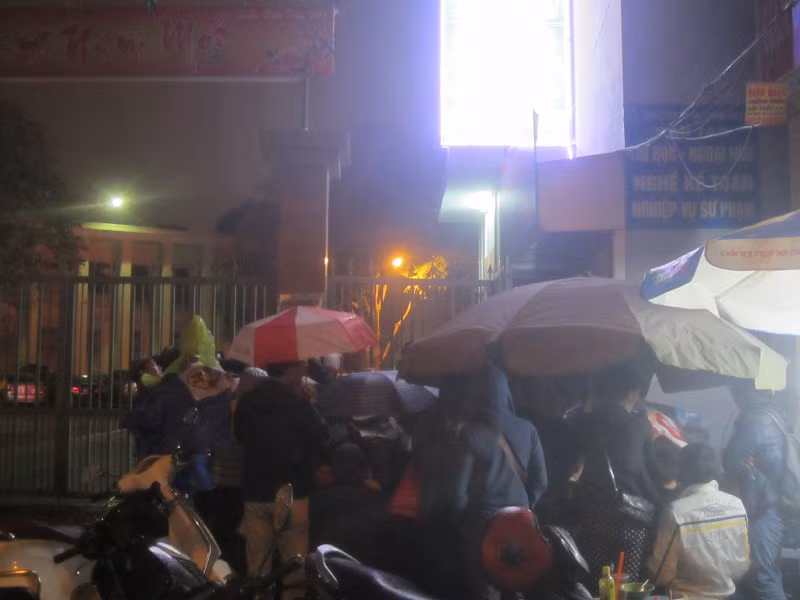 Dù trời mưa rất to nhưng người dân quyết tâm không rời vị trí, chờ cho bằng được.