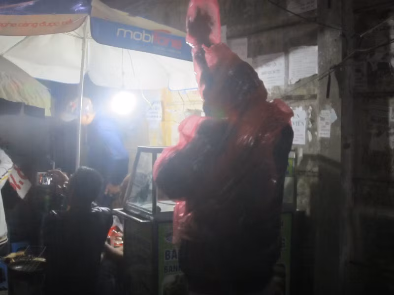 "Mày xem cụ này, cụ ở đây cả đêm. Năm nay cụ 80 tuổi rồi nhưng vì con, vì cháu nên giờ này vẫn phải đứng ở đây. Cảnh đợi chờ này chẳng khác gì thời bao cấp ngày xưa" - một cụ bà chia sẻ.