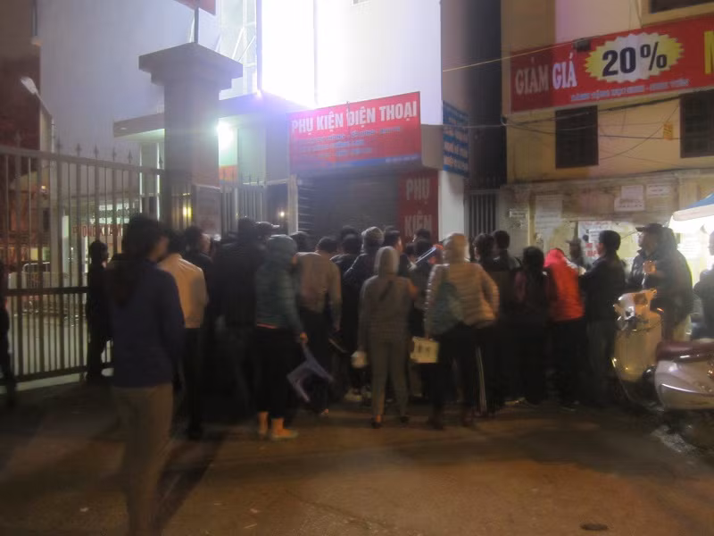 Những người đến xếp hàng tại đây cho biết, 7h30 sáng nay sẽ phát số nhưng người dân đã canh ở đây cả đêm qua vì chỉ phát 70 xuất trong buổi sáng. Nếu không đủ thì chiều mới phát tiếp".