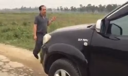 9. Phạt 13 triệu đồng tài xế Sở GTVT bị “tố” làm luật Ngày 25/12, thiếu tá Đặng Quyết Thắng - Đội trưởng Đội CSGT Công an huyện Nghi Xuân (Hà Tĩnh) cho biết, đã ra quyết định xử phạt hành chính 13 triệu đồng tài xế Nguyễn Viết Hoàng (35 tuổi, lái xe hợp đồng của Sở GTVT Nghệ An) vì điều khiển phương tiện giao thông có nồng độ cồn vượt mức cho phép (0,7 mgr/lít khí thở). Ngoài ra, tài xế Sở GTVT bị "tố" làm luật còn bị tước giấy phép lái xe trong vòng 60 ngày.