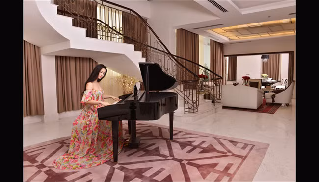 Phòng khách có nội thất vô cùng sang trọng, xa hoa. Trong căn nhà của nữ diễn viên Chuyện tình đảo ngọc không thể thiếu cây đàn piano.