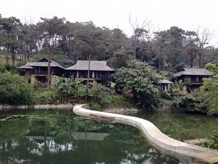 Điều ngạc nhiên hơn hết là một công trình bề thế như vậy lại chưa được phê duyệt dự án, chưa có giấy phép xây dựng nhưng vẫn ngang nhiên được xây lên mà không thấy một cơ quan chức năng, đơn vị nào can thiệp, xử lý.