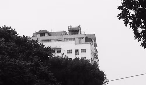 Tòa chung cư cao cấp này do Công ty Đầu tư phát triển hạ tầng đô thị UDIC làm chủ đầu tư, cao 19 tầng nổi với 112 căn hộ diện tích từ 107 đến 129 m2. Đây là công trình hỗn hợp chung cư cao tầng, văn phòng và dịch vụ thương mại có vốn đầu tư 100 tỷ đồng được hoàn thành năm 2005. Ảnh: GĐ&amp;XH.