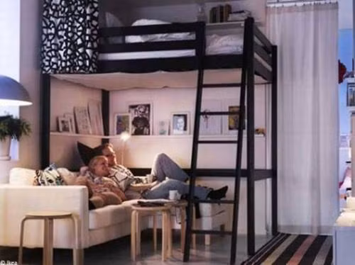 Tận dụng tối đa công dụng của giường tầng. Khi thiết kế nội thất nhà ở cho những căn hộ nhỏ, hãy tận dụng những chiếc giường tầng, không những mang lại góc nằm xinh xắn, mà bạn còn có thể bố trí theo cách xoay sofa ngang với giường thay vì song song dưới giường để biến góc nhỏ này thành chỗ tiếp khách hoặc là khu vực giải trí. Như vậy, chiếc bàn tiếp khách nhỏ xinh đã ngự trị ngay dưới giường mà vẫn không “bành trướng”, chiếm hết không gian của các khu vực khác.