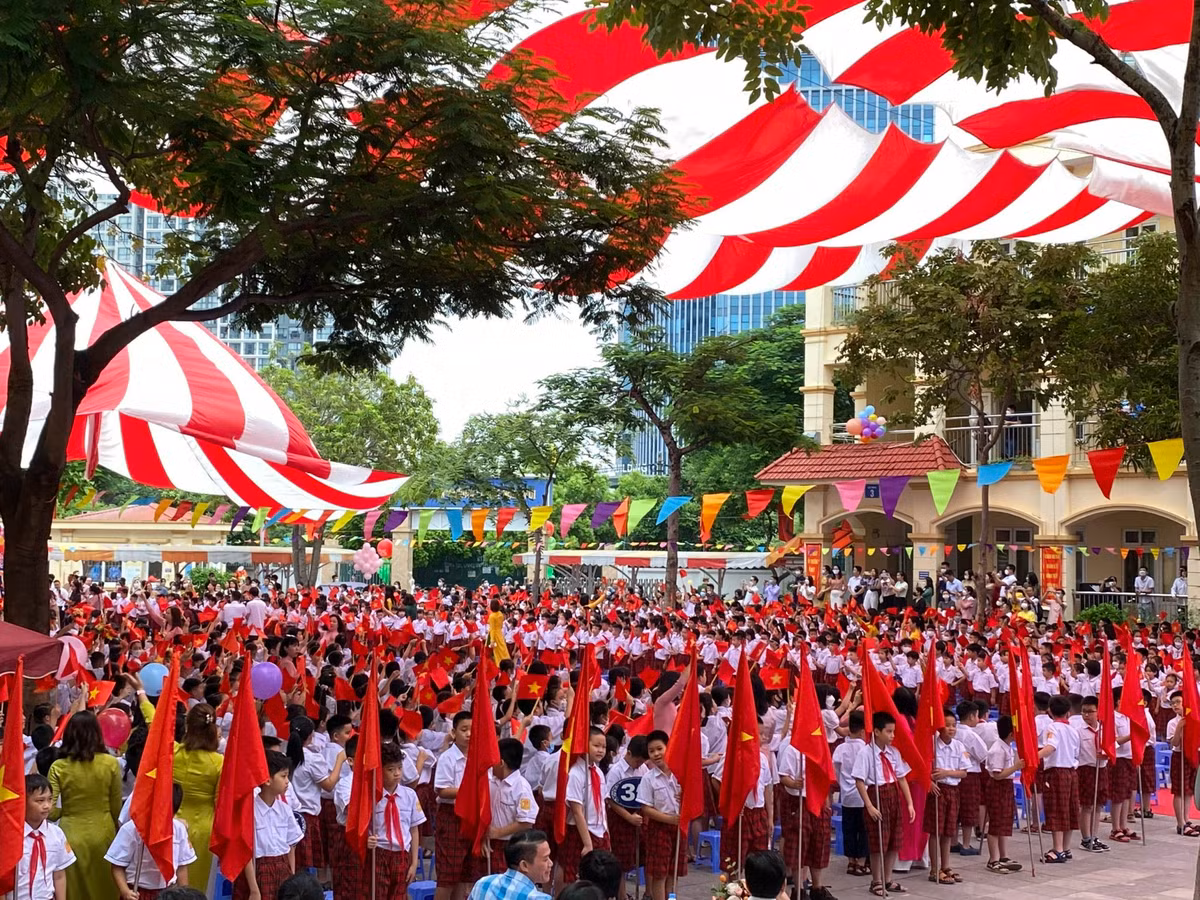 Hoc sinh Ha Noi han hoan trong ngay khai truong