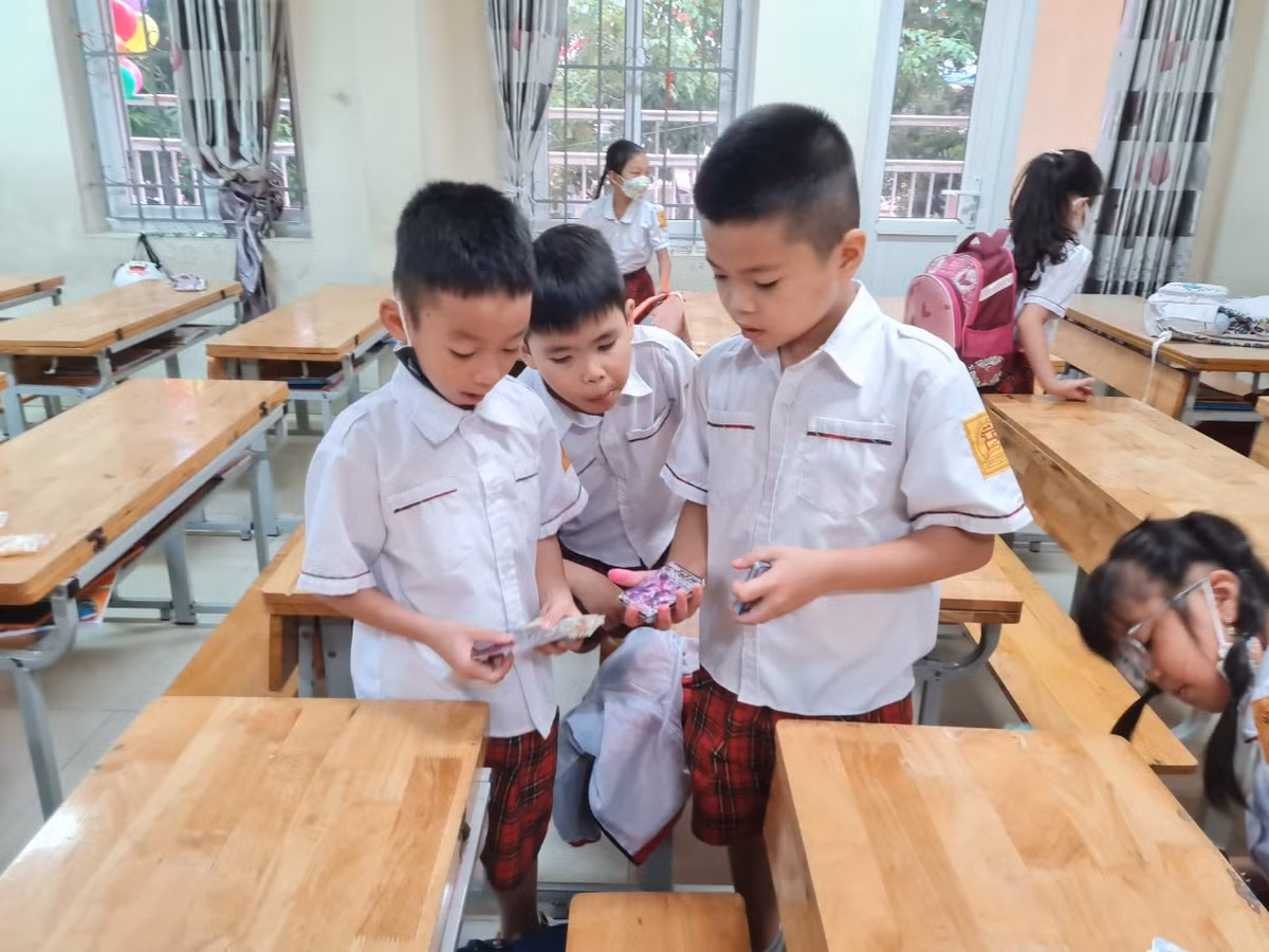 Hoc sinh Ha Noi han hoan trong ngay khai truong-Hinh-4