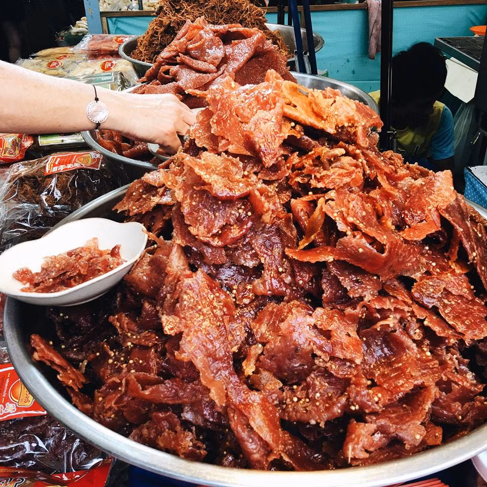 Món khô mực me chua chua, ngọt ngọt đặc trưng cho ẩm thực Thái Lan. 