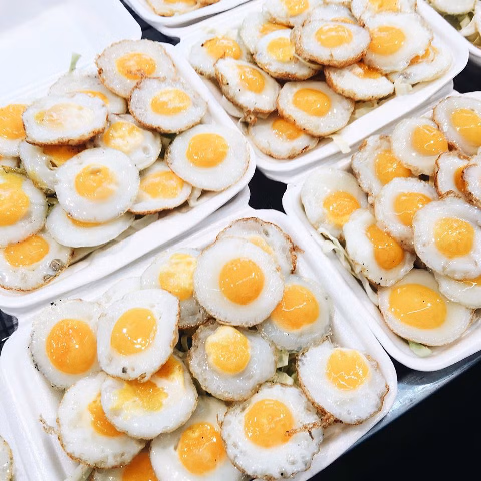 Nữ nhạc sĩ tỏ ra thích thú với trứng chim cút chiên be bé, xinh xinh được bán trên đường phố Thái Lan. 