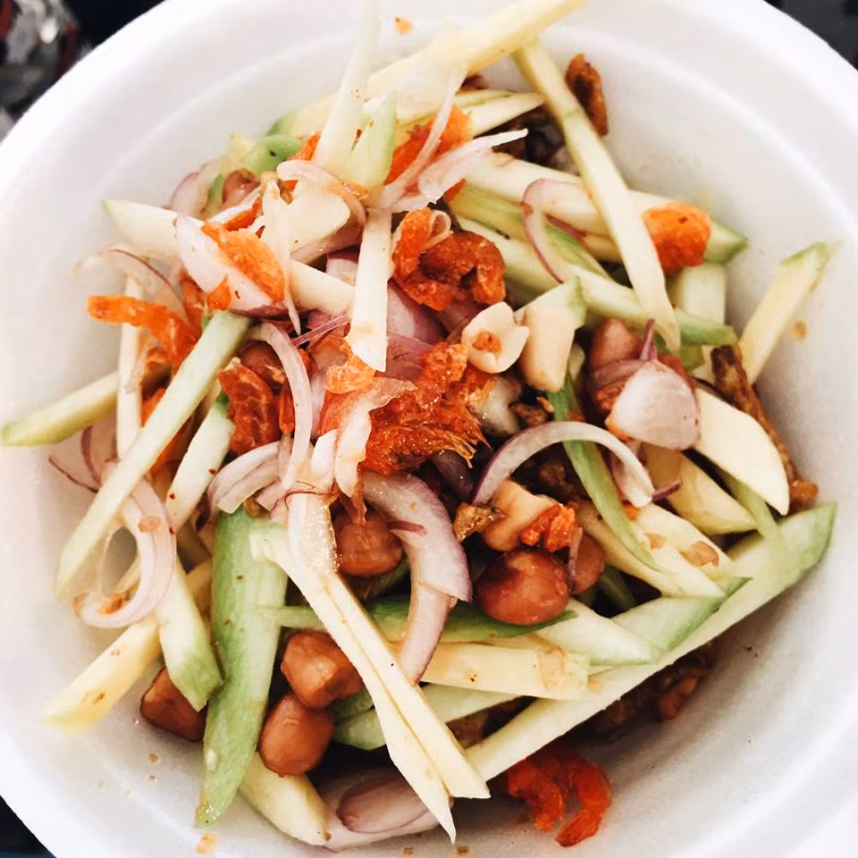 Gỏi đu đủ cũng là món phổ biến của ẩm thực đường phố Thái Lan. 
