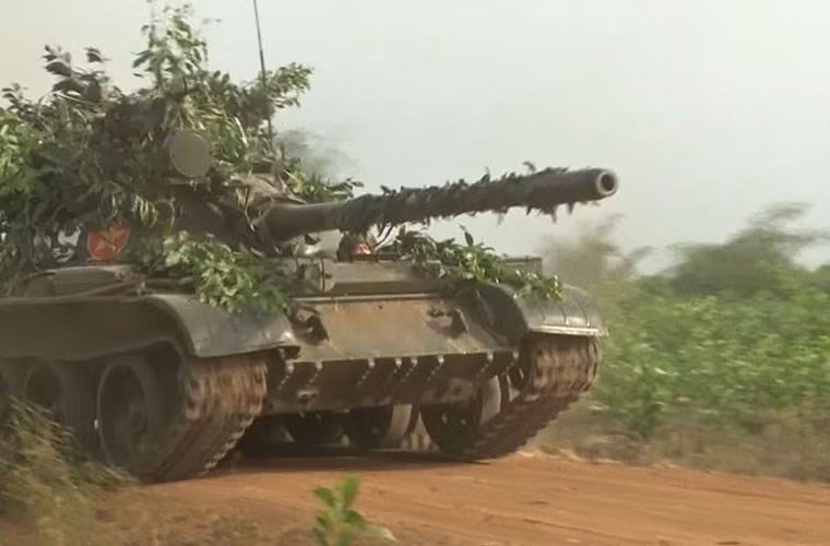 Chiếm số lượng đông đảo nhất là các xe tăng T-54 và T-55 do Liên Xô cung cấp trong và sau cuộc kháng chiến chống Mỹ cứu nước.