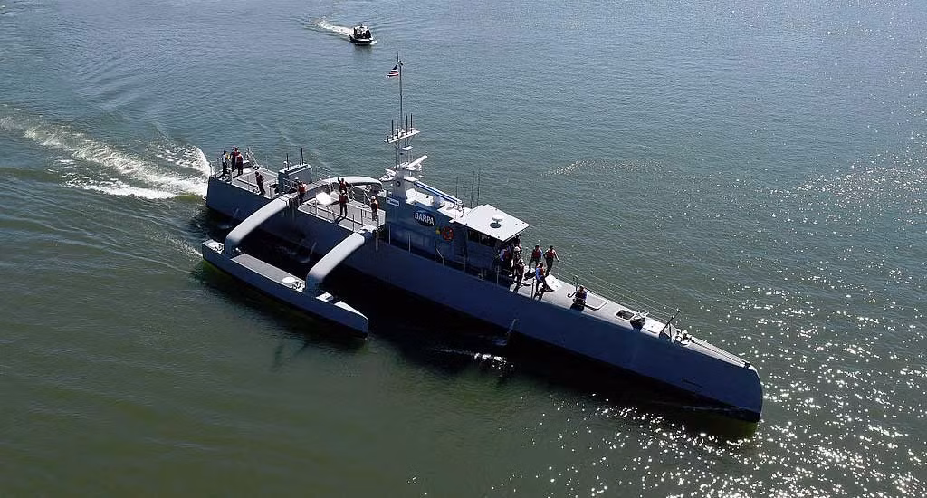 Hiện nay trên thế giới, Mỹ và Israel đang là hai quốc gia có tốc độ phát triển dẫn đầu thế giới về phát triển USV. Nhiều chuyên gia quân sự cho rằng, trong tương lai các USV sẽ phối hợp với máy bay bay không người lái, tàu ngầm không người lái, phương tiện mặt đất không người lái tạo thành một chiến trường tác chiến hoàn chỉnh với đầy đủ các loại phương tiện không người lái ở trên không, trên mặt nước và dưới ngầm.
