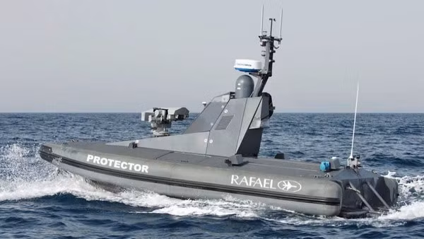 Trang bị chủ yếu của Protector bao gồm: radar dẫn đường, hệ thống quang học Toplite. Hệ thống quang học Toplite gồm camera hồng ngoại hiển thị phía trước, camera cảm biến CCD sáng tối/màu sắc, máy đo cự ly laser, bộ chỉ thị laser và thiết bị bắt bám mục tiêu tiên tiến.