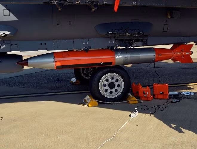 B61-12 là một phần của bộ ba hạt nhân trên không, biển và đất liền, bao gồm tàu ngầm lớp Ohio, máy bay ném bom chiến lược B-52.