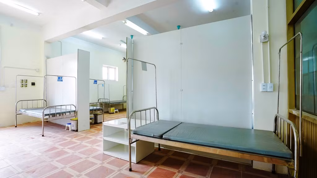 Đặc biệt, ngoài cải tạo, mở rộng hai phòng vệ sinh cũ của Trung tâm Thực hành Thực nghiệm, Sun Group cũng đã thi công, lắp đặp thêm 8 nhà vệ sinh mới, rộng rãi để phục vụ nhu cầu sinh hoạt cho các bệnh nhân. Khu vực phòng tắm và vệ sinh của y bác sỹ cũng được xây độc lập với khu vực của các bệnh nhân để đảm bảo an toàn cho đội ngũ y bác sỹ.