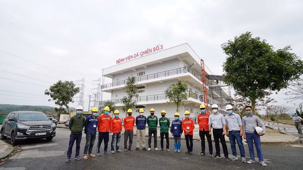 Sau 6 ngày gấp rút tu sửa, cải tạo và đầu tư bổ sung cơ sở vật chất, thiết bị đảm bảo tiêu chuẩn phục vụ bệnh nhân COVID-19, với sự tham gia của 222 nhân sự từ Đà Nẵng, Hà Nội và các địa phương không có dịch, BVDC số 3 đã cán đích thành công một cách thần tốc. 