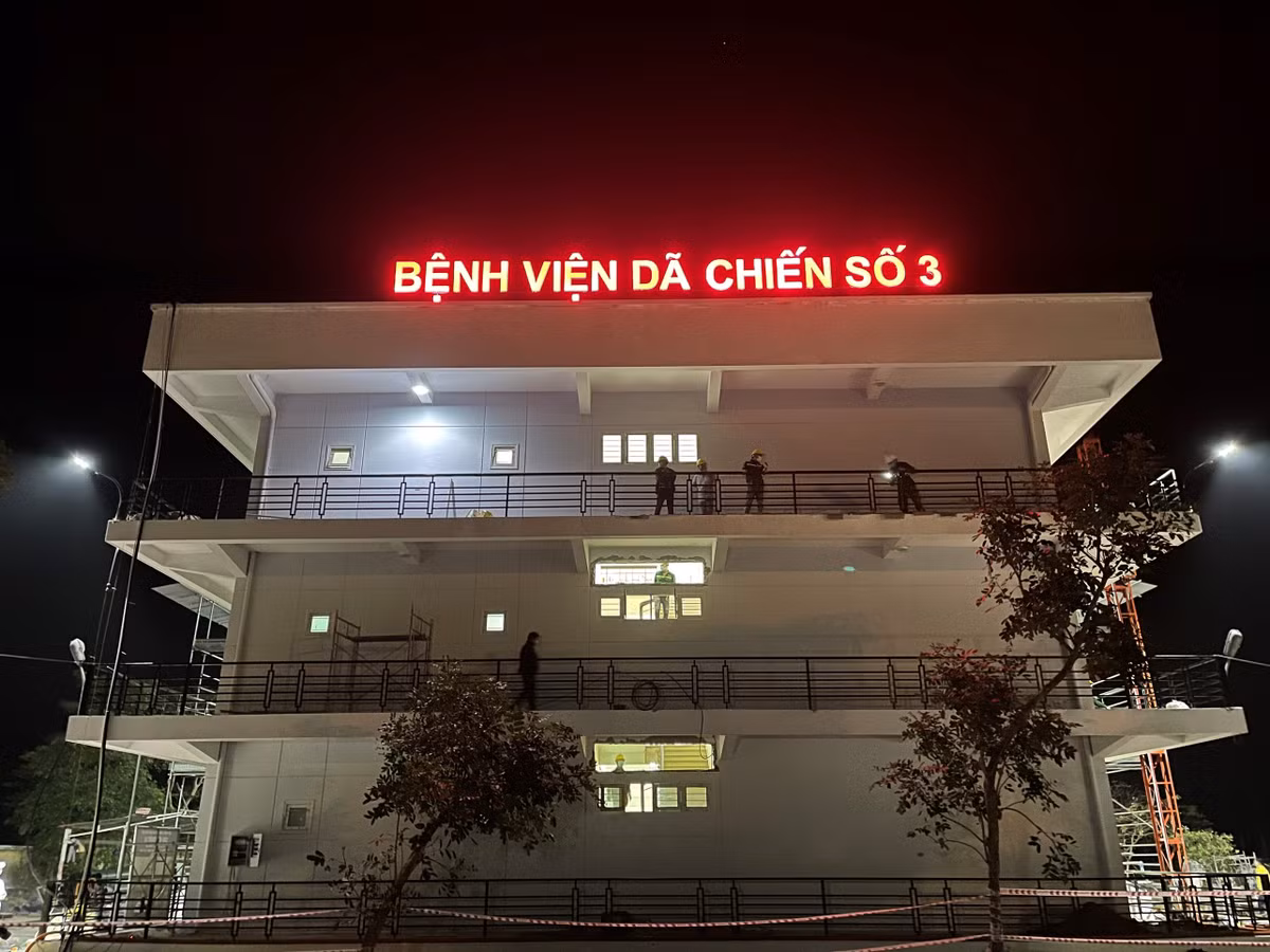 Chỉ sau 6 ngày, tới chiều 6/3, toàn bộ khu nhà tầng 3 được “thay áo mới”, phủ sơn trắng tinh, các phòng nội khu được sang sửa sạch đẹp, kiên cố, phân chia thành các khu chức năng xét nghiệm, điều trị bệnh nhân…