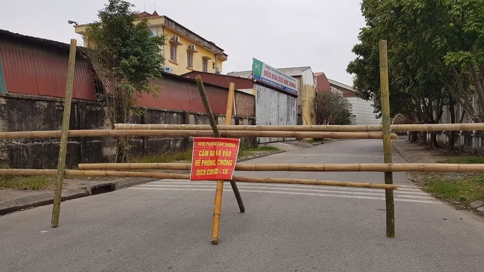 Ngoài các chốt kiểm soát, các đường lối ra QL5 cũng được rào kín.
