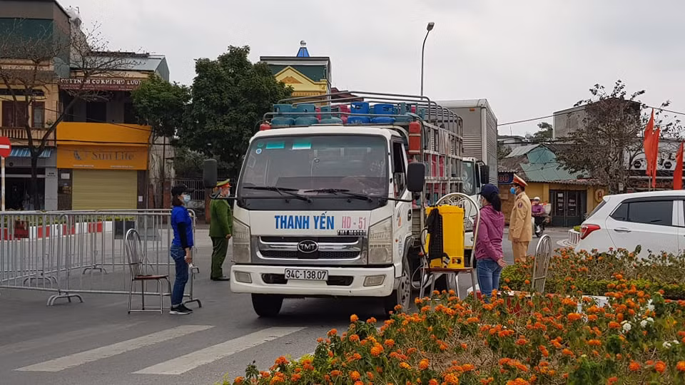 Xe chở các mặt hàng thiết yếu được qua chốt.