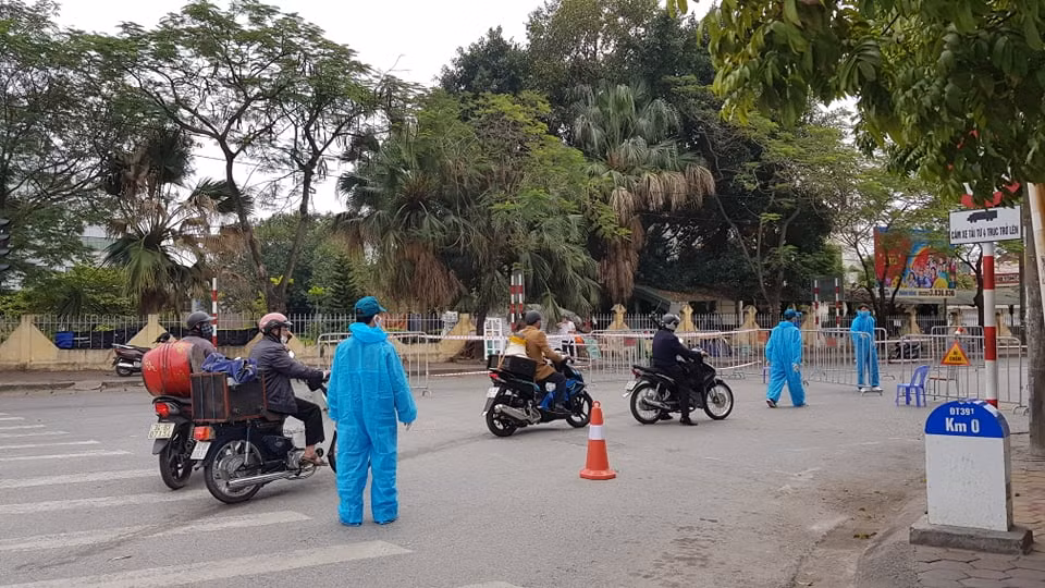 Lực lượng chức năng siết chặt kiểm soát tại các chốt.