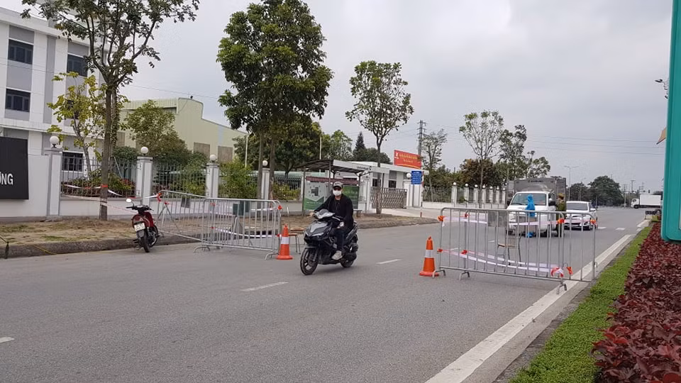 Chỉ người đủ điều kiện mới được ra vào.
