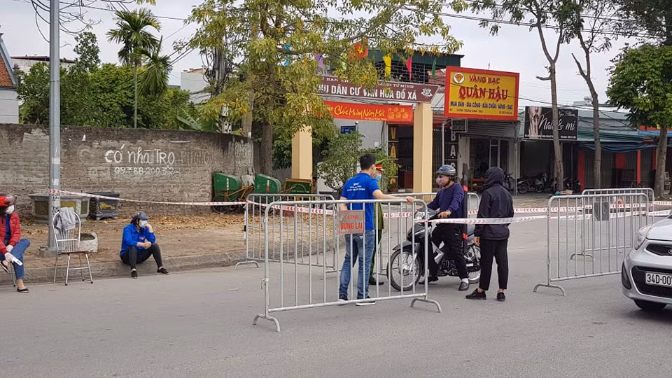 Lực lượng trực chốt sẽ hỏi người tham gia giao thông mục đích đi lại, nếu không cần thiết sẽ phải quay đầu.