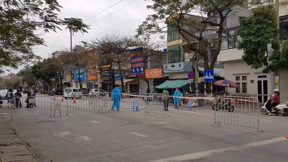 Từ 0h ngày 16/2, khi áp dụng cách ly xã hội toàn tỉnh, Công an tỉnh Hải Dương đã tham mưu triển khai thành lập thêm 17 chốt cấp tỉnh tại các điểm đầu vào địa phận tỉnh Hải Dương, tại các điểm giao cắt trên quốc lộ 5 và tại các điểm giao cắt trên quốc lộ 18 với tổng số 102 cán bộ chiến sỹ Công an được tăng cường từ các đơn vị thuộc Công an tỉnh, trong đó có cả cán bộ nữ. 