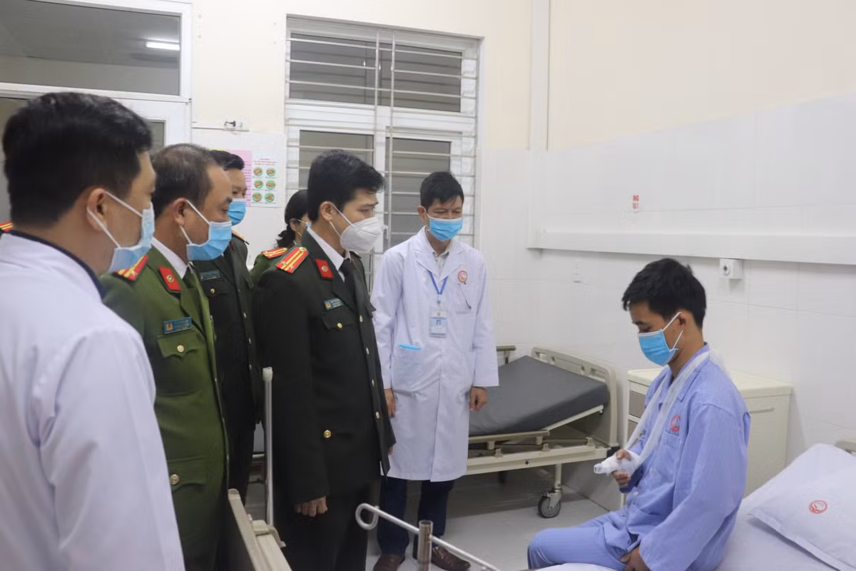 Khoi to nhom doi tuong co y gay thuong tich cho thieu uy cong an-Hinh-2